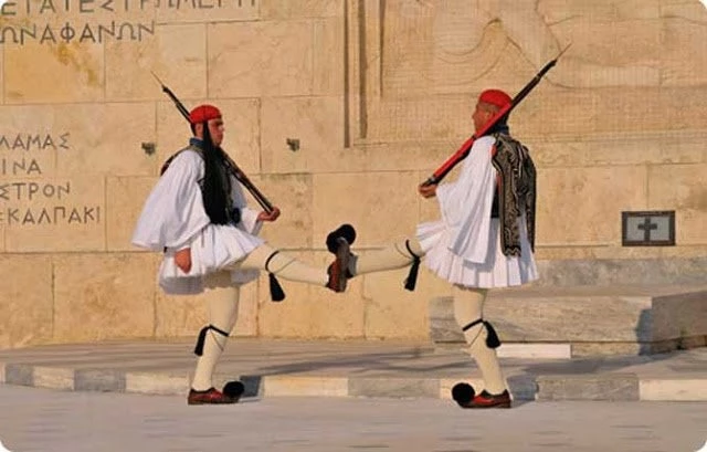 Σαν σήμερα ιδρύεται η Προεδρική Φρουρά – Το καμάρι της Ελλάδας και αφρόκρεμα του Στρατού Ξηράς (εικόνες, βίντεο)